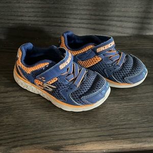 Sketchers boys runners sz 9 GUC